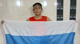 Santino Jaime con la bandera de la entidad Tricolor.