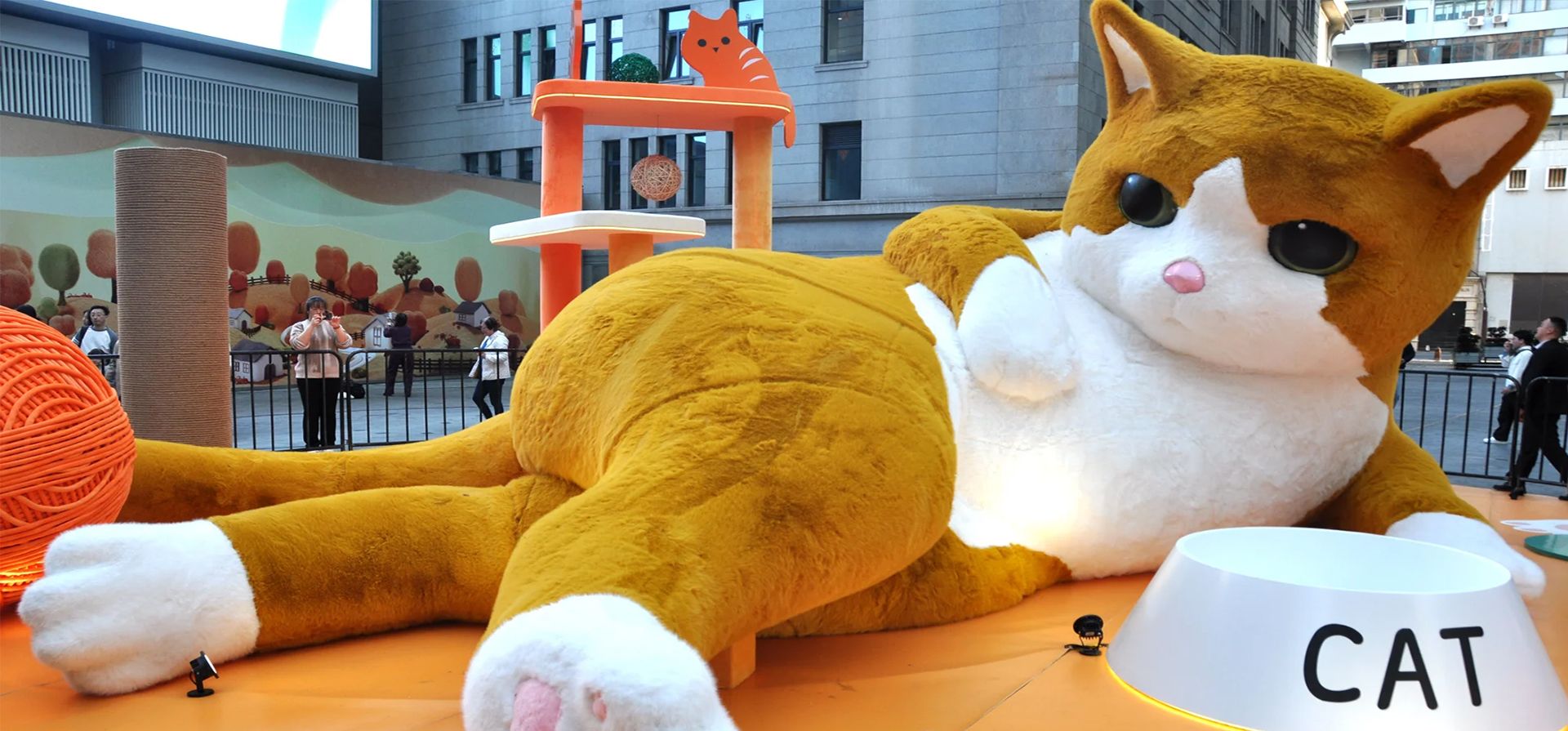 Una instalación de gatos gigantes se exhibe para los visitantes en el Bund, Shanghái, China. Fotografía: VCG/Getty Images Una instalación de gatos gigantes se exhibe para los visitantes en el Bund, Shanghái, China. Fotografía: VCG/Getty Images