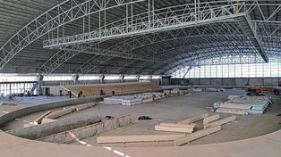 Obra del velódromo: El nuevo velódromo de Rafaela avanza con la instalación de su pista de madera homologada por la UCI.