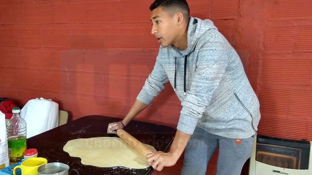 Marcelo es venezolano, llegó a Paraná hace cinco meses y vende tequeños para ayudar a su familia