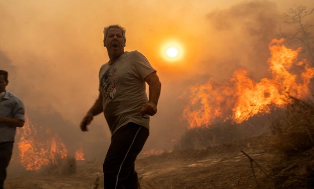 Un lugareño reacciona ante el fuego arrasador en la aldea de Gennadi de la isla de Rodas