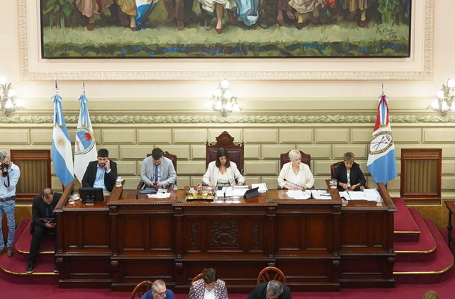 Diputados de Santa Fe tuvo una frenética primera sesión extraordinaria.