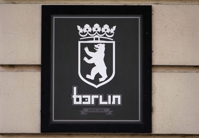 El clásico cartel que Berlín exhibe en la puerta de su local, ubicado en el pasaje Simeoni 1128.