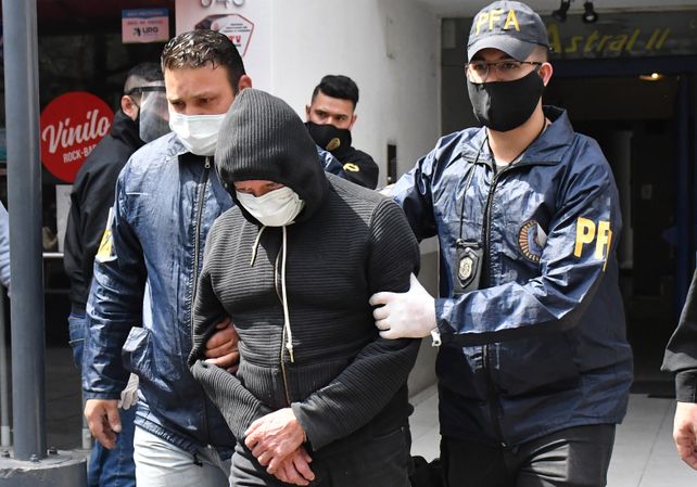 Detienen a un profesor y a otras dos personas por cobrar a estudiantes para aprobar materias