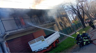 Un incendio destruyó una casa de dos plantas en la zona noroeste