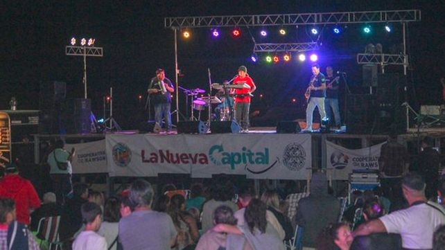 Video: así cayó una estructura metálica sobre un grupo folclórico