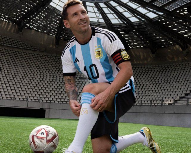 Messi posó con la pelota que se usará en las semifinales y en la final del Mundial de Qatar 2022