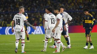 Los jugadores de Newells llenos de impotencia tras la derrota con Boca.
