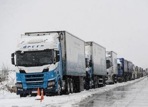 Mendoza: tres mil camiones varados por la nieve esperan que reabran el paso a Chile