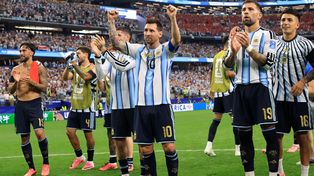 Lionel Messi junto a sus compañeros festejan ante la gente el triunfo frente a Austria.