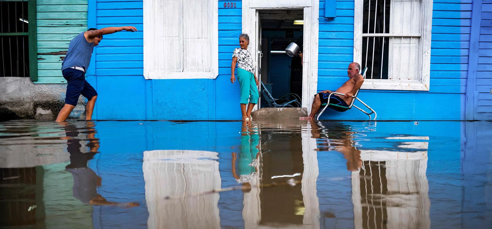 Una pareja se encuentra afuera de su casa en un área inundada en la provincia de Mayabeque, mientras la tormenta tropical Idalia se acerca al extremo occidental de la isla. Idalia se fortaleció a medida que se acercaba a Cuba, y los meteorólogos predicen que podría convertirse en un poderoso huracán antes de tocar tierra en Florida esta semana. Fotografía: Yamil Lage/AFP/Getty Images Una pareja se encuentra afuera de su casa en un área inundada en la provincia de Mayabeque, mientras la tormenta tropical Idalia se acerca al extremo occidental de la isla. Idalia se fortaleció a medida que se acercaba a Cuba, y los meteorólogos predicen que podría convertirse en un poderoso huracán antes de tocar tierra en Florida esta semana. Fotografía: Yamil Lage/AFP/Getty Images