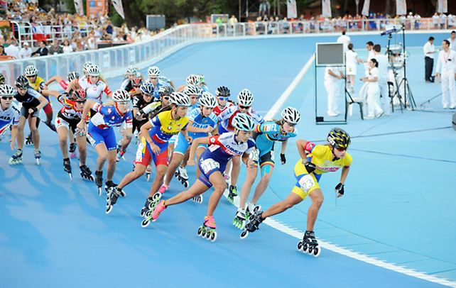 No afloja. La junior Fabriana Arias encabeza la carrera de los 10 mil metros eliminación que terminaría ganando. La patinadora le dio a Colombia una de las 5 medallas doradas.