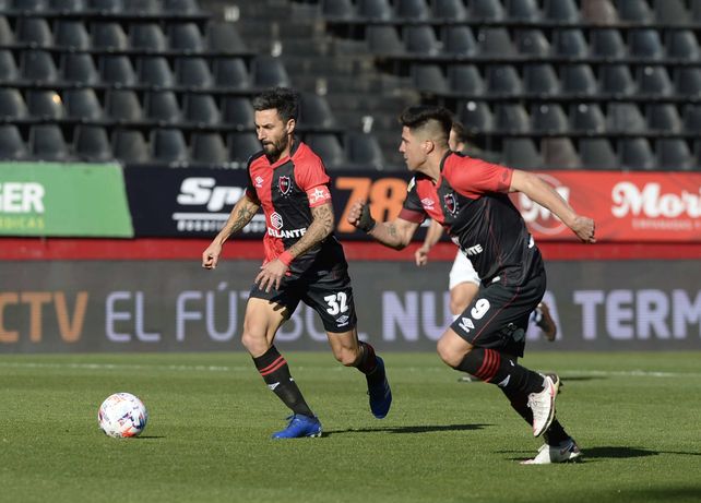 Scocco encabeza un avance para Newells acompañado por Cristaldo.