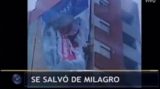 Milagro en las alturas: un hombre quedó enrollado en un cartel de lona y se salvó