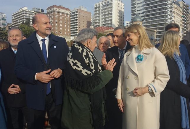 Junto al gobernador Perotti, el humorista Luis Landriscina conversa con el intendente Javkin y la vicegobernadora Rodenas, al pie del Monumento a la Bandera.