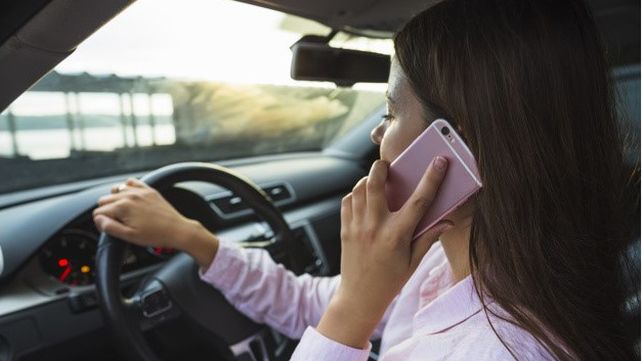 Advierten sobre el crecimiento del uso del celular mientras se maneja