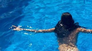 La morocha que nadó desnuda y prendió fuego las redes sociales