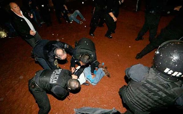 Liberaron a los docentes detenidos al intentar instalar una escuela itinerante frente al Congreso