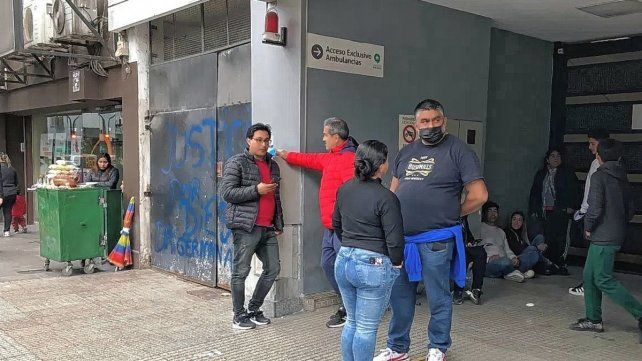 Familiares y amigos del Pulga Rodríguez en la puerta del sanatorio.