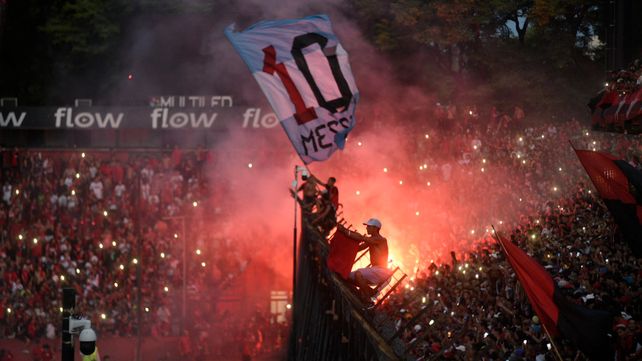 El rito sagrado rojinegro: banderazo para renovar el apoyo de cara al clásico