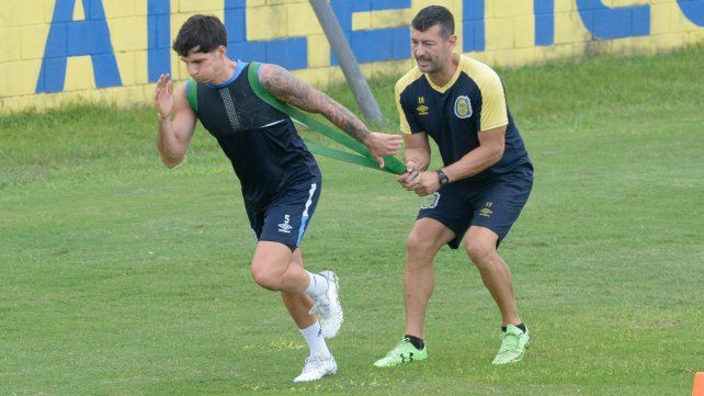 Francis Mac Allister se exige en medio del entrenamiento. Cumplió la sanción y ya está para volver.