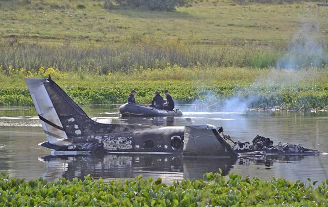 Maldonado. Efectivos de la Marina uruguaya trabajando a metros del turbohélice estrellado e incendiado.