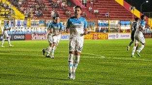 Opazo festeja el primer gol de Racing en Resistencia.