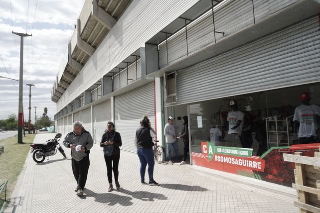 Debajo de la tribuna lateral