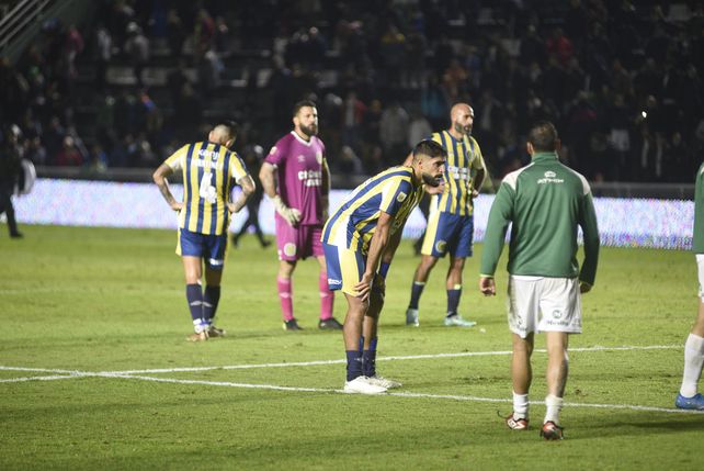 Mallo se resigna cuando el final sonó en el sur bonaerense. El defensor tuvo un mal partido.