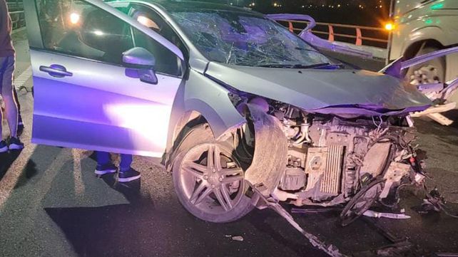 Violento impacto. El conductor del Peugeot 308 perdió el control y golpeó sobre las barandas metálicas del puente sobre el Salado. Violento impacto. El conductor del Peugeot 308 perdió el control y golpeó sobre las barandas metálicas del puente sobre el Salado.