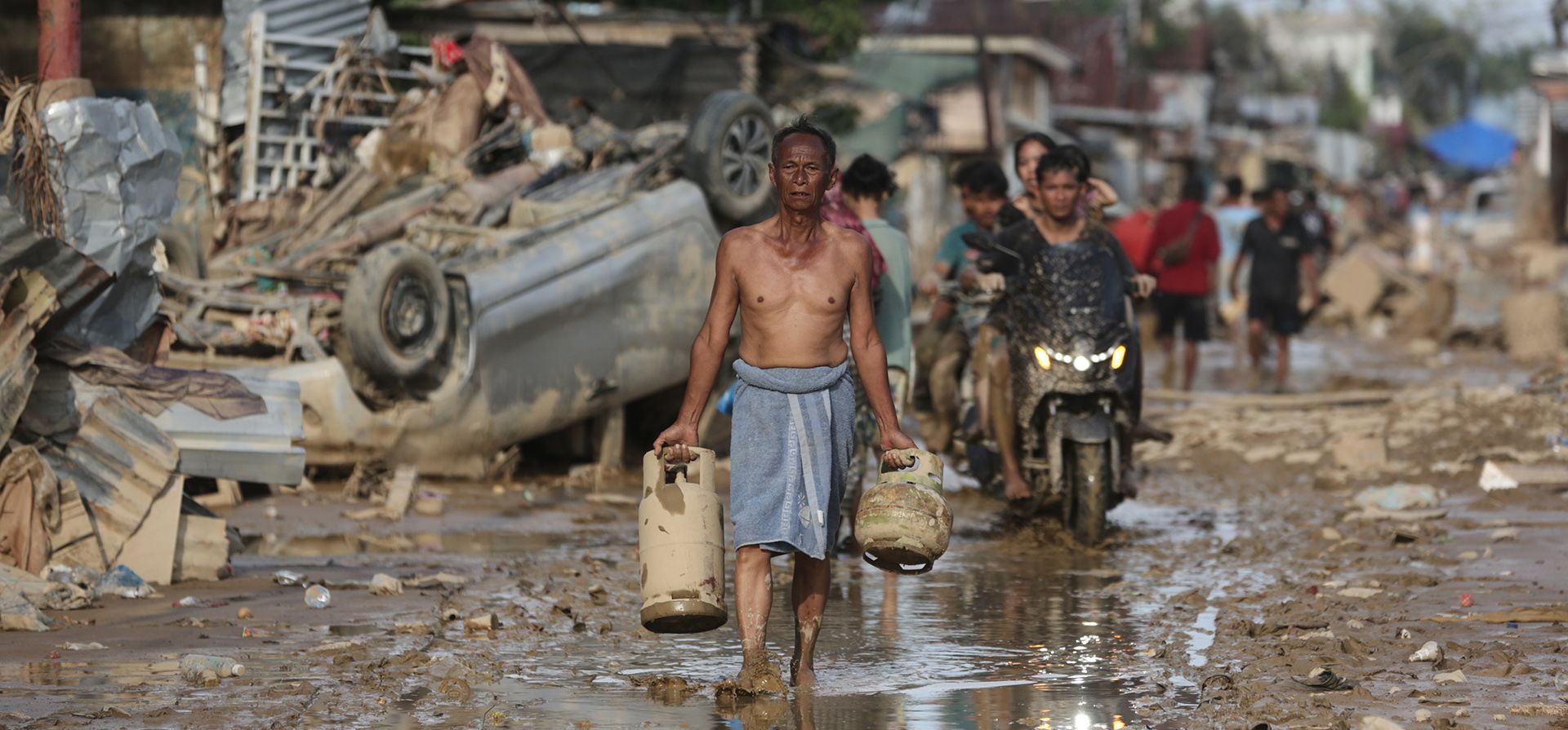 Un sobreviviente lleva cilindros de gas recuperados en una zona afectada por una inundación repentina en Aceh Tamiang, en la isla de Sumatra, Indonesia, el jueves 4 de diciembre de 2025. (Foto AP/Binsar Bakkara) Un sobreviviente lleva cilindros de gas recuperados en una zona afectada por una inundación repentina en Aceh Tamiang, en la isla de Sumatra, Indonesia, el jueves 4 de diciembre de 2025. (Foto AP/Binsar Bakkara)