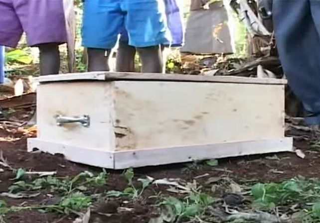 Un bebé despierta en el ataúd durante su funeral en Kenia
