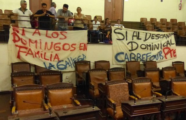 Discusión en el concejo. La normativa generó intensos debates en el Palacio Vasallo. El capítulo local incluyó marchas y protestas.