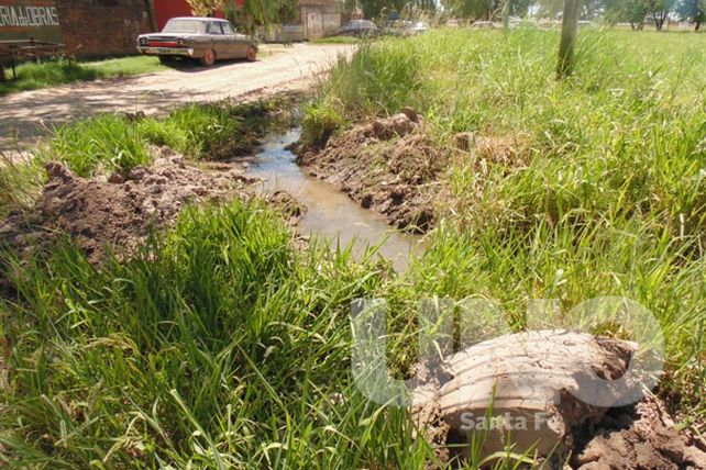 Vecinos de Santa Rita denuncian pérdidas de agua y falta de mantenimiento en las calles