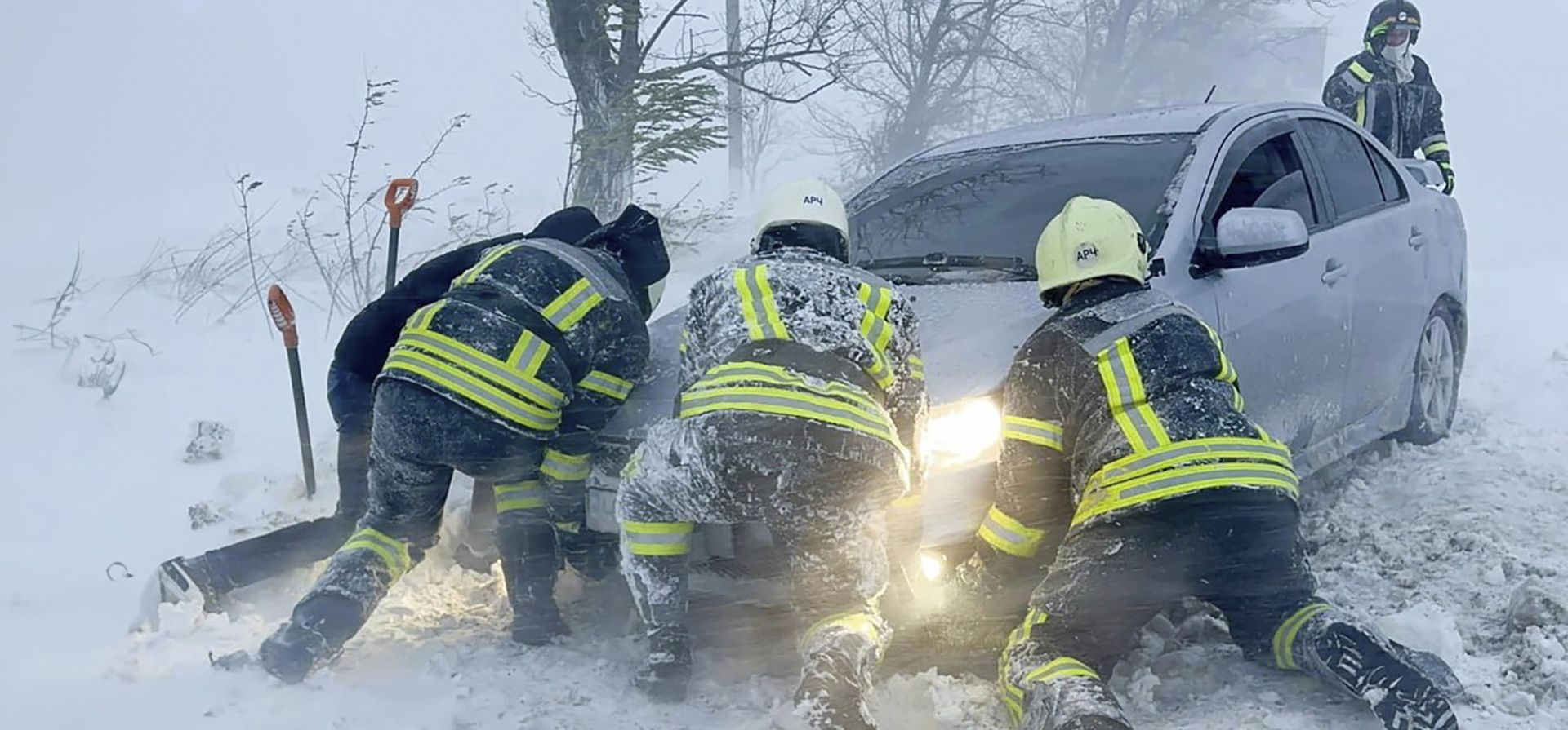 Trabajadores de emergencia de Ucrania intentan empujar un automóvil atrapado en la nieve en la carretera de la región de Odesa, Ucrania, el lunes 27 de noviembre de 2023. (Servicio de Emergencia de Ucrania vía AP Photo) Trabajadores de emergencia de Ucrania intentan empujar un automóvil atrapado en la nieve en la carretera de la región de Odesa, Ucrania, el lunes 27 de noviembre de 2023. (Servicio de Emergencia de Ucrania vía AP Photo)