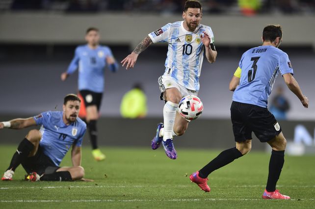 Leo Messi ya dejó atrás a Coates mientras Godín ya sufre el avante del 10.