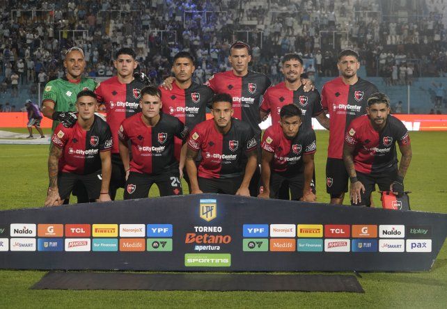 Los once iniciales de Newells que vencieron en Tucumán.