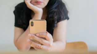 Una violencia que no se ve, pero que aumenta y deja marcas en cada clic