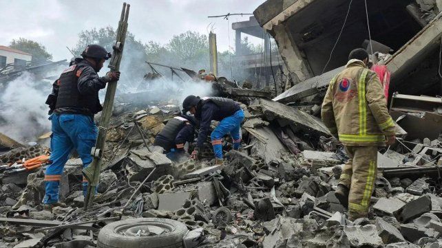 Rescatistas trabajan entre los escombros de un edificio dañado en Teherán tras la última oleada de ataques aéreos de Israel