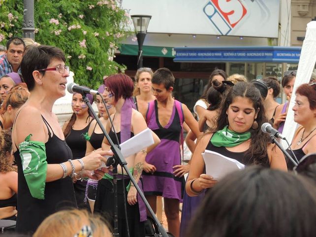 Jorgelina leyendo frente al micrófono en la plaza 1° de Mayo.&nbsp;