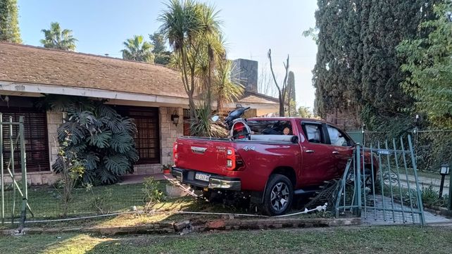 La Toyota Hilux 2.8TDI roja que manejaba Alejo Rodríguez quedó estacionada en el jardín de una casa al costado de la ruta 9.