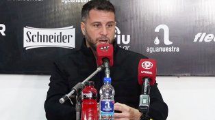 Rodolfo De Paoli contesta preguntas en la conferencia de prensa que se realiza este miércoles en la sede del Club Atlético Patronato, tras dejar su puesto de DT