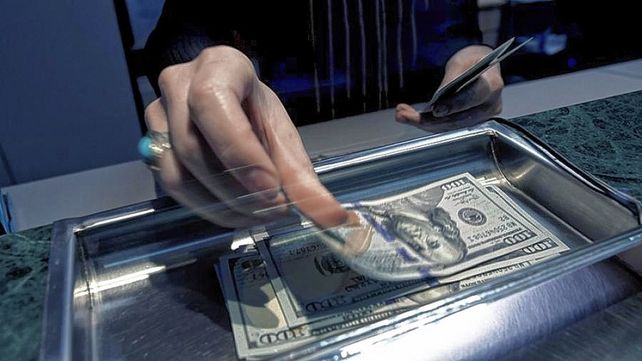 El dólar blue subió 45 pesos esta semana: cerró en 338 pesos