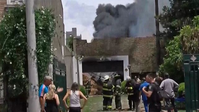 El voraz incendio se produjo en una fábrica de corchos para botellas de Viamonte al 1400.
