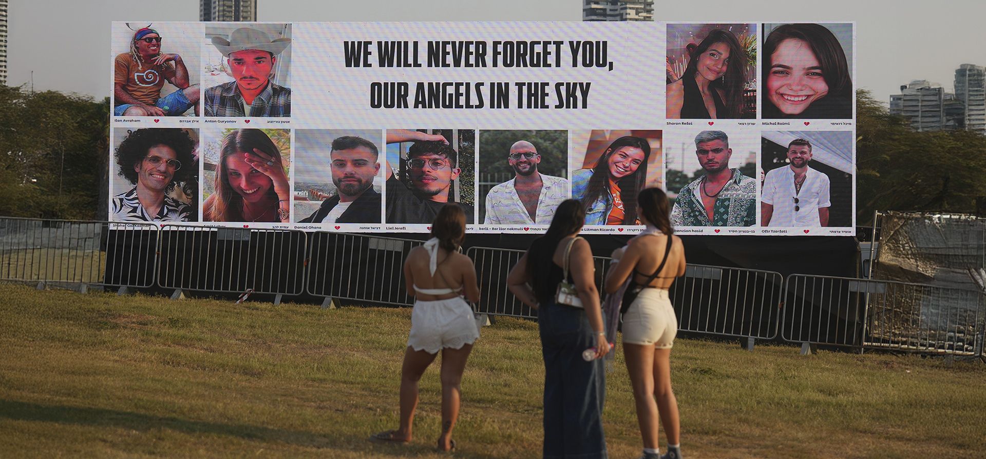 Mujeres observan una pantalla con imágenes de las personas que murieron durante el ataque transfronterizo perpetrado por Hamás el 7 de octubre de 2023 en el festival de música Nova, a su llegada al Concierto de Sanación Nova en Tel Aviv, Israel, el jueves 14 de agosto de 2025. (Foto AP/Ariel Schalit) Mujeres observan una pantalla con imágenes de las personas que murieron durante el ataque transfronterizo perpetrado por Hamás el 7 de octubre de 2023 en el festival de música Nova, a su llegada al Concierto de Sanación Nova en Tel Aviv, Israel, el jueves 14 de agosto de 2025. (Foto AP/Ariel Schalit)