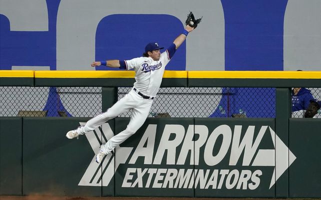 El central de los Texas Rangers DJ Peters atrapa un jonrón solitario de Luis Torrens de los Marineros de Seattle durante la novena entrada de un juego de béisbol en Arlington