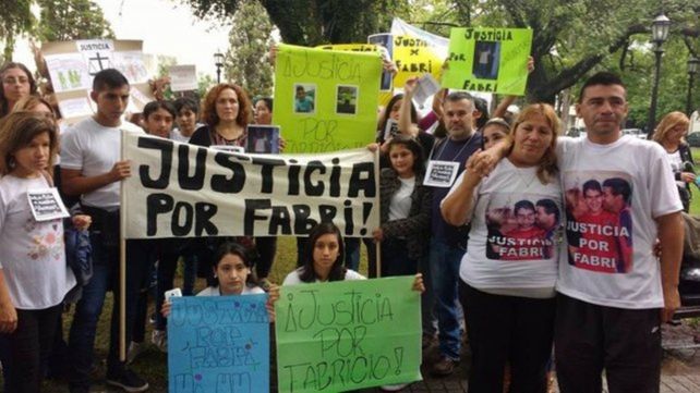 Reclamo. Los padres y allegados a Fabricio en una marcha por justicia.