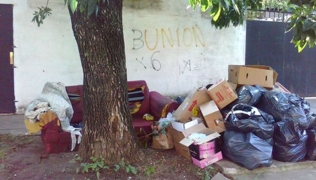 Malestar de vecinos por basura acumulada en Candioti Norte