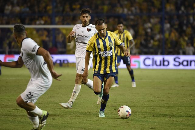 Benítez se dobló la rodilla derecha ante Colón y este lunes no pudo moverse con el resto del grupo. No se descarta que haya sufrido un esguince.