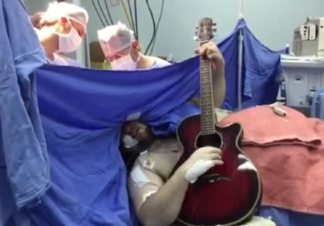VIDEO: Toca una canción de The Beatles mientras le operan el cerebro